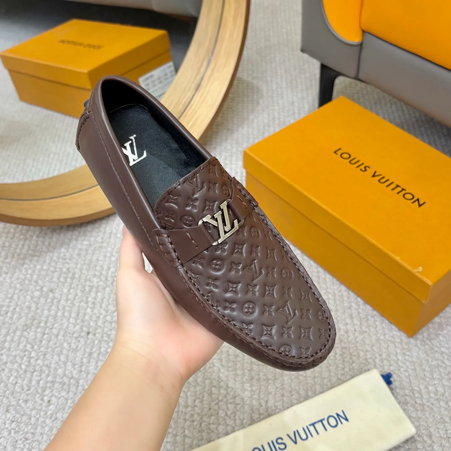 Men's men's shoes 💰420 (Yangli) LV 2⃣️0⃣️2⃣️5️⃣Spring and summer counter GLORIA series models ✈️Original factory special leather production, original last type. A classic driving slip-on casual shoe that shows an elegant style with exquisite craftsmanship details such as Monogram embossing all over the upper🌀Italian imported calfskin fabric Sheepskin foot pads➕Inside～Private mold replica sole Unique style Comfortable driving slip-on Size: 4-12 (38-46) Comes with [Counter packaging: original box, wrapping paper, card, instruction manual, shoehorn, cloth bag] No pressure to enter and leave the counter!